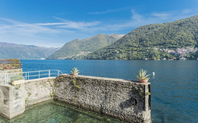 Your Private Harbour Nearby George Clooney by Rent all Como