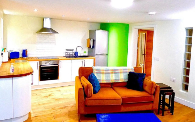 “Dragons Den” Centrally located Modern Apartment
