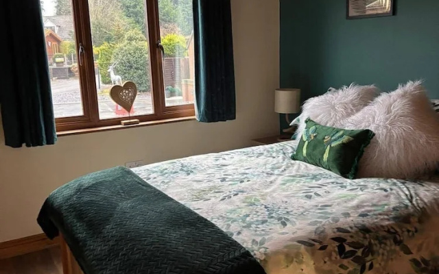 Luxury log Cabin With hot Tub- York
