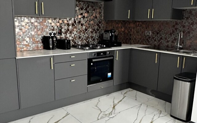Luxurious two Bedrooms Apartment Slough