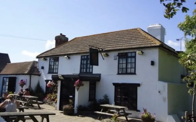 3 bed Bungalow minutes from the beach