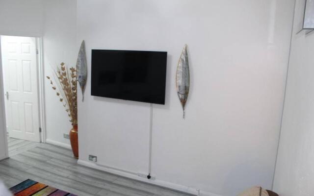 2 bed 1st floor Apartment-own entrance & parking