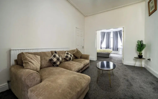 Seaside - House - Sleeps 10 - Parking - Garden