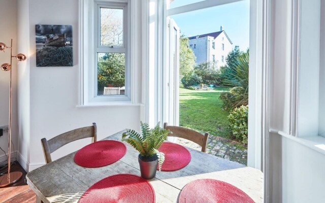 Host Stay Leafy Garden Apartment
