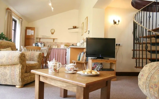 Bridge Farmhouse and Old Stables