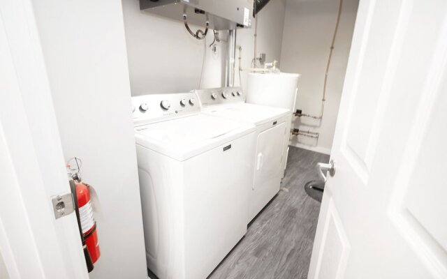 Modern 3BR Unit on Jessie Ave With Insuite Laundry