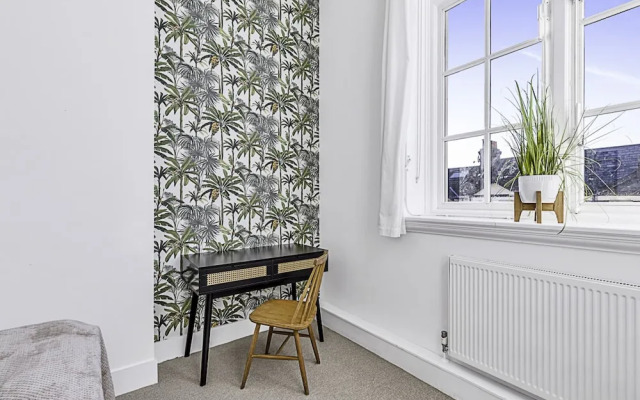 Vibrant 2-bed Flat: Acton's Best Stay!