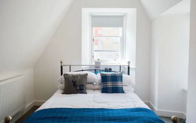 Bright 2 Bedroom Home in Old Town Centre