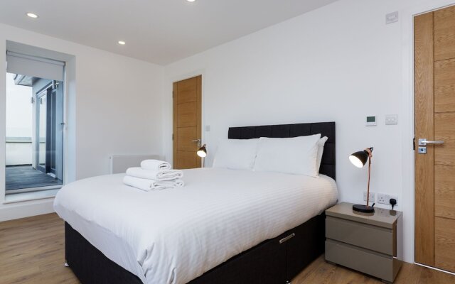 Contemporary Holiday Home in London With Patio