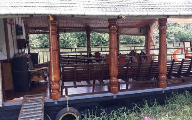 Royal Life Houseboat