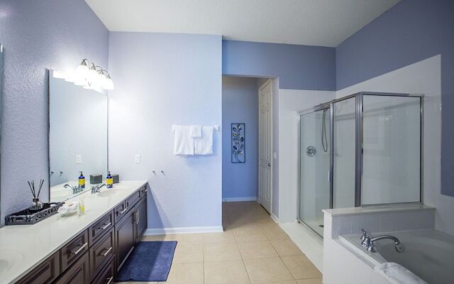 Altavista Lakeview 3 Bedroom Condo by RedAwning