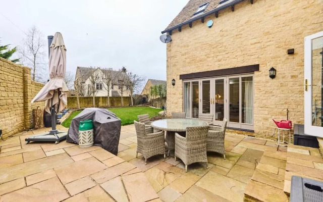 The Bourton-on-the-water Place - Lovely 5bdr House With Parking + Garden