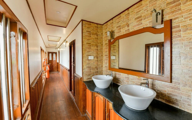 OYO 23047 Rkv Golden Petal Houseboat 3 Bhk