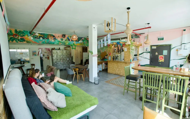 Jungle Jaffa Hostel Age 18 to 45