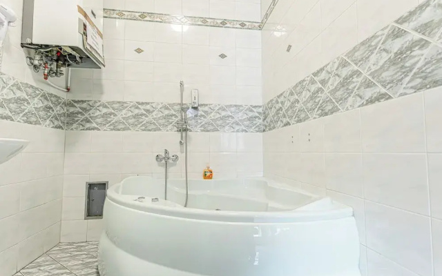 2BR Apartment Steps From AKH Center
