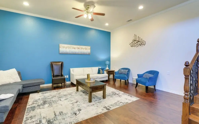 Family-friendly Irving Townhome w/ Yard!