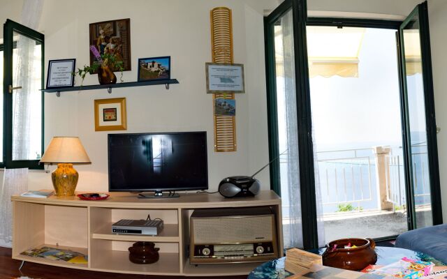 Apartment Iva - with beautiful view: A1 Omis, Riviera Omis