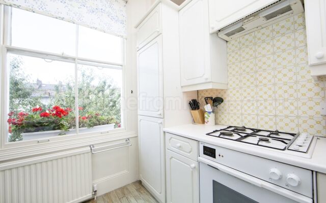 Brunswick Gardens - Cosy Apartment in a Cherry Tree Lined Street- Notting Hill