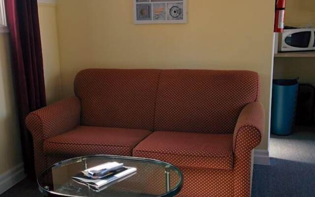 The Pinewood - Adult Getaway by the Lake