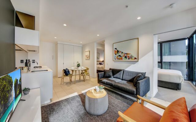 A Modern 2Br Apt Near Crown & Southern Cross