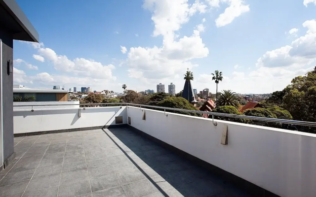 Perfect Located 2-bed With Spacious Balcony & BBQ
