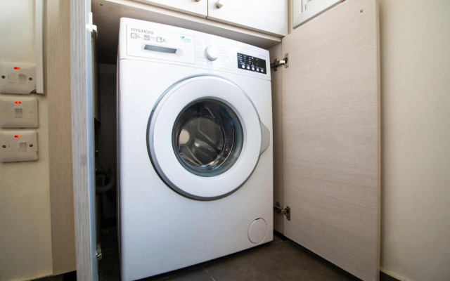 Renovated 2-bedroom flat with free parking, center