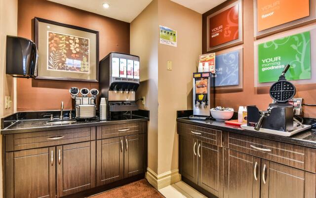 Comfort Inn & Suites Ambassador Bridge