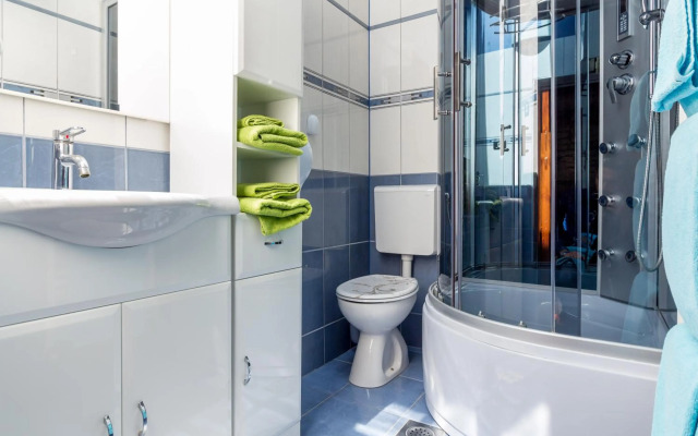 Top Center Apartment