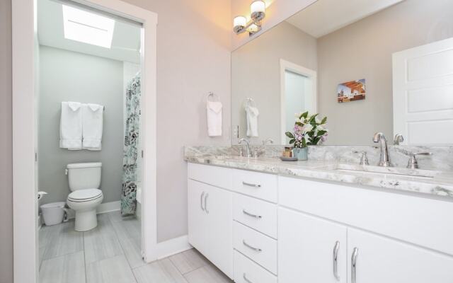 4BR/3BA Music Row House B by RedAwning