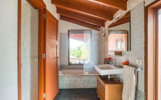 Cozy Holiday Home in San Mateo With Jacuzzi
