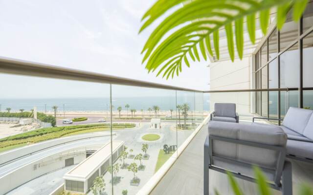 Spacious beachfront 2 bedroom apartment
