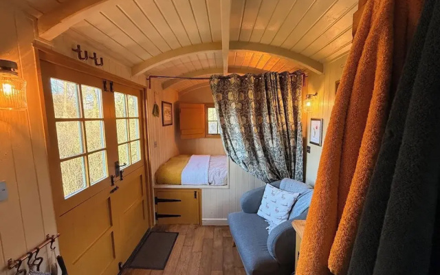 Cosy Romantic Shepherd hut in Open Countryside