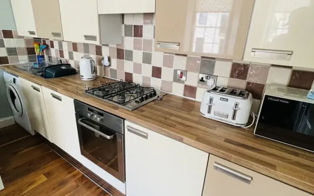 Charming 2-bedroom Apartment Located in Ayr