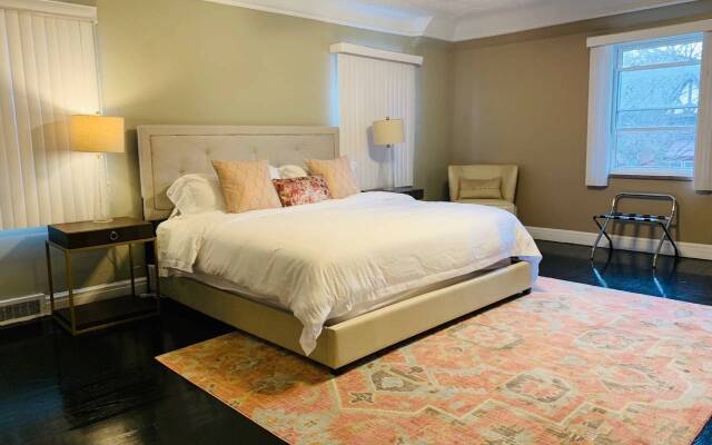 Spacious Luxury home, 5 min to Detroit golf club/ 4 car free parking!