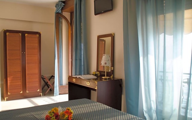 La Vista Postcard Hotel