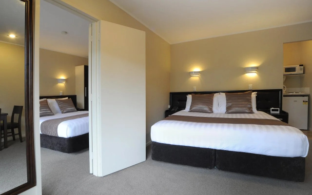 Tudor Court Motor Lodge