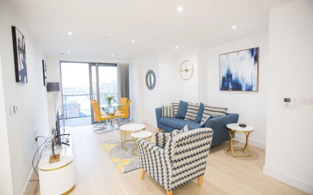 Canary Views One Bed and Bath Apartment