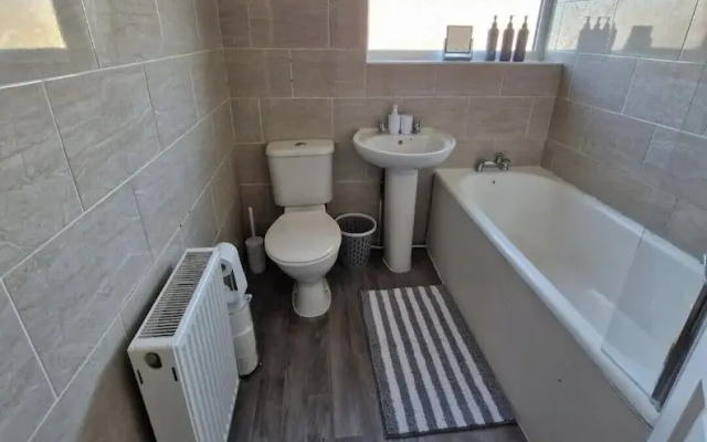 Spacious 3-bed Home -private Garden & Free Parking