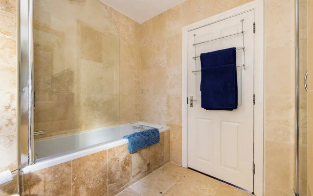 Mayfair 3-bed 6-guest W/patio & ac Berkeley Square