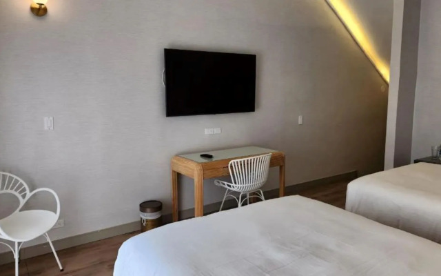 Cocoplum Beach Hotel