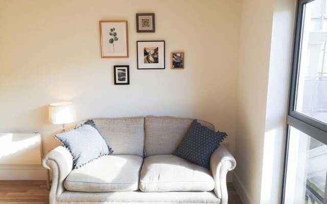 Stylish 1 Bedroom Apartment Near Clifton Triangle