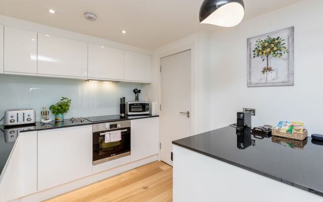 Large Windsor Apartment Free Parking Single or King Beds