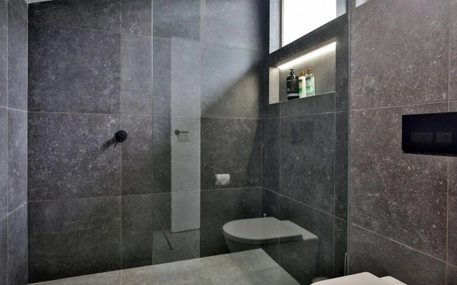 Seaview - Pet Friendly with Stunning Views - 1 Min to Beach