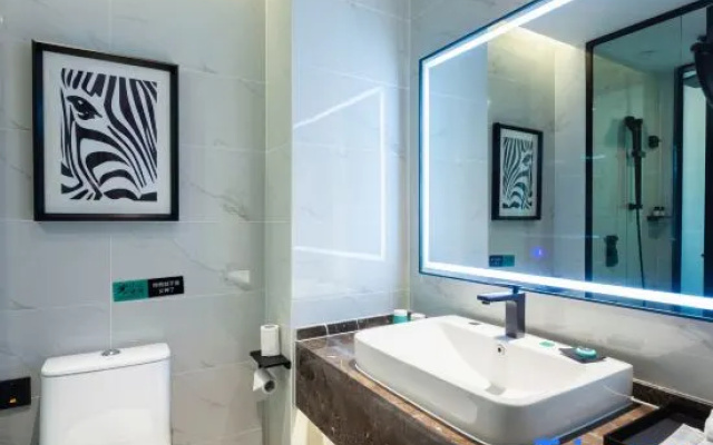 Xana Hotelle Hotel (Nanchang Liantang Xiaolan Industrial Park Lishan Metro Entrance Station) – Bathroom – Nanchang
