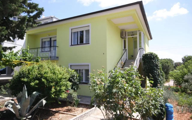 Two bedroom apartment, nice neighborhood, free parking, WiFi