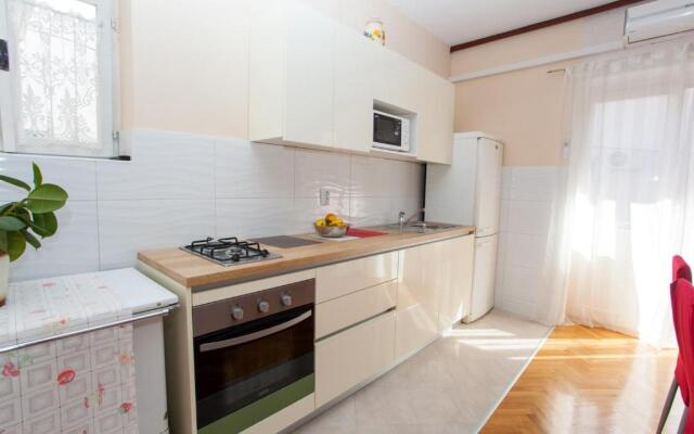 Apartments Nuic 748