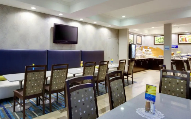 Holiday Inn Express And Suites Meadowlands Area