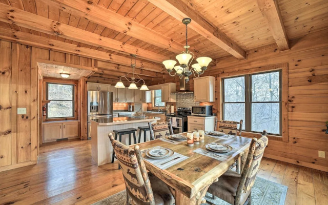 Decks & Mountain Views: Waynesville Getaway!