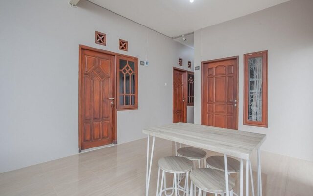 RedDoorz Near Ciputra Golf Surabaya