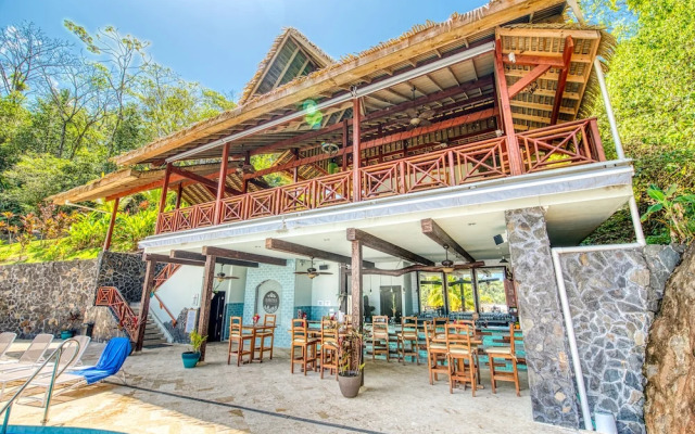 The Island Hub at Red Frog Beach Resort